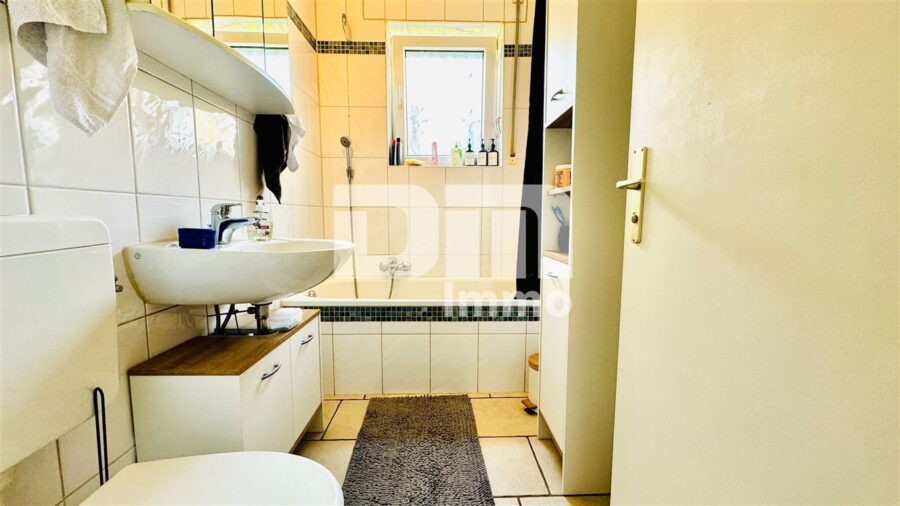 Hochwertiges Drei- bis Vierfamilienhaus in erhobener Ortsrandlage mit Panoramablick - Souterrain Badezimmer / Badewanne